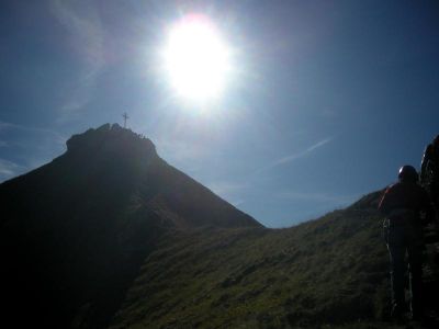 025-Aufstieg zum Kemptner Koepfle im Gegenlicht